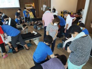 学员细心观看学习，辅导员用心解说